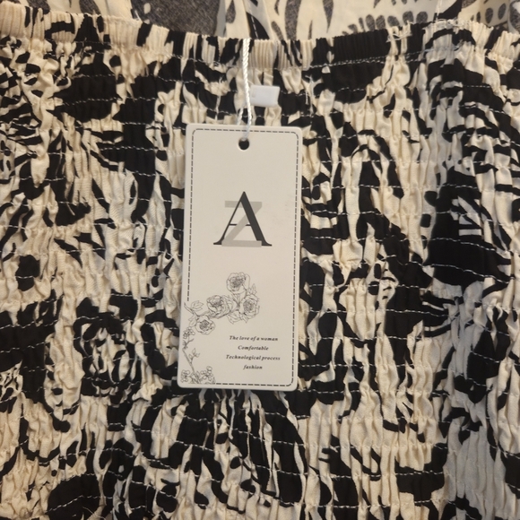 Elegant Black & Cream Floral Romper With Pockets - Picture 2 of 6